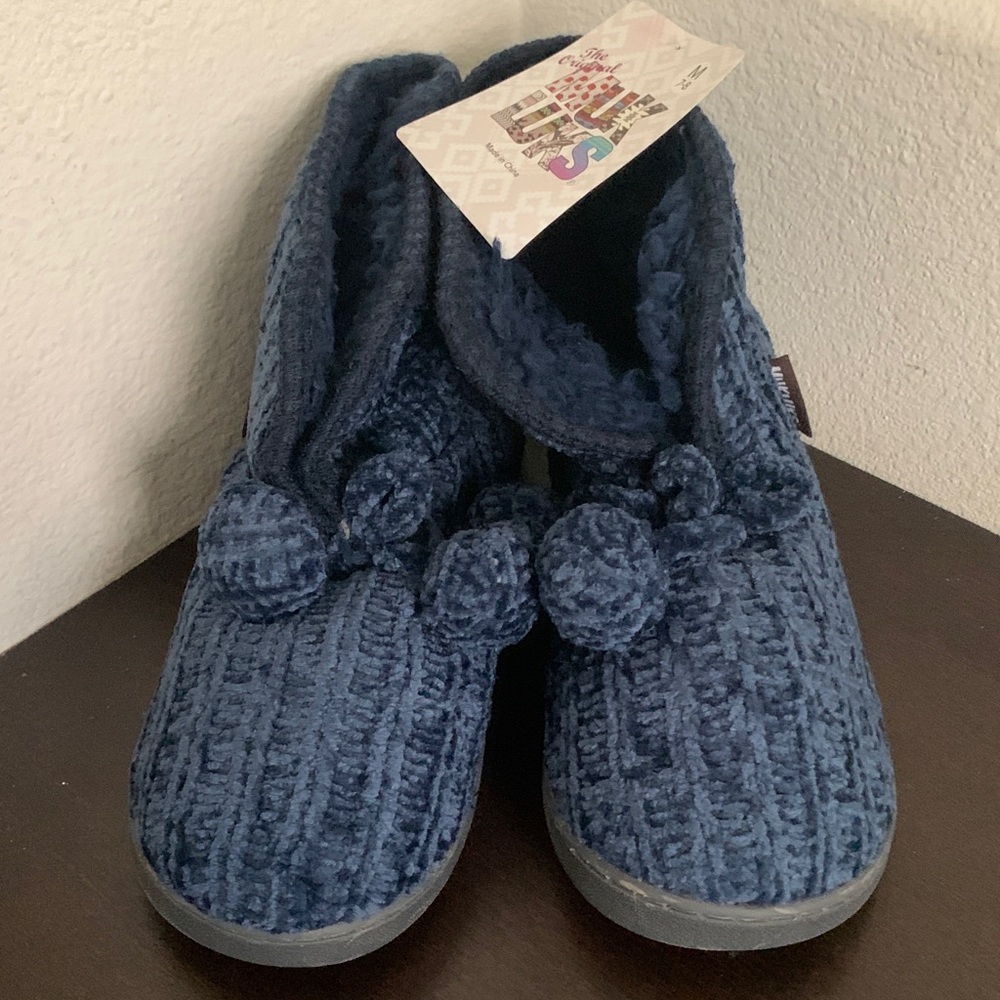 Muk Luks Dark Blue Cozy Chenille Cable Knit Bootie Slippers.